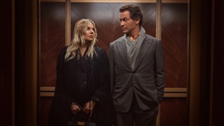 Sky官方第一季公告所附宣传剧照,画面为Sienna Miller与Dominic West饰演的人物;不标作具体集数画面。